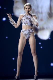 Miley Cyrus feet photo thumbnail