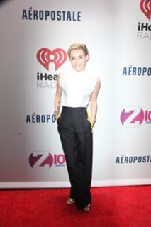 Miley Cyrus feet photo thumbnail