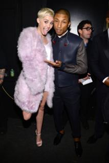 Miley Cyrus feet photo thumbnail