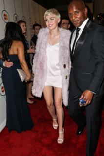 Miley Cyrus feet photo thumbnail