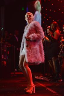 Miley Cyrus feet photo thumbnail