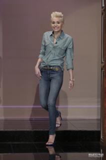 Miley Cyrus feet photo thumbnail