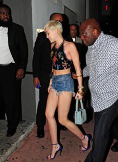 Miley Cyrus feet photo thumbnail