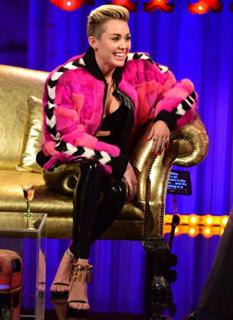 Miley Cyrus feet photo thumbnail