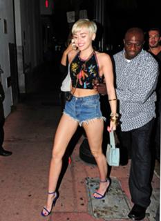 Miley Cyrus feet photo thumbnail