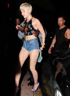 Miley Cyrus feet photo thumbnail