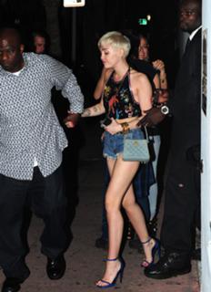 Miley Cyrus feet photo thumbnail