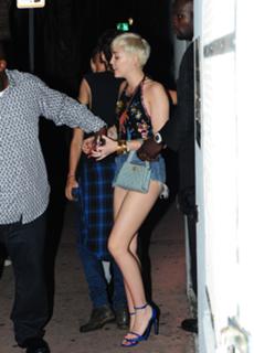 Miley Cyrus feet photo thumbnail