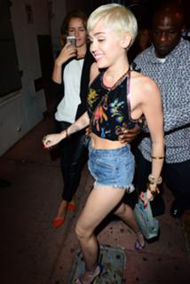 Miley Cyrus feet photo thumbnail