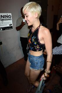 Miley Cyrus feet photo thumbnail