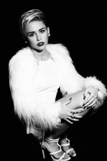 Miley Cyrus feet photo thumbnail