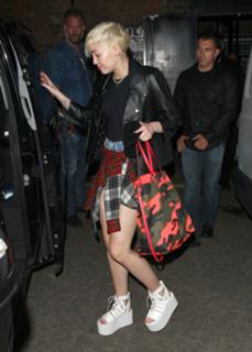 Miley Cyrus feet photo thumbnail