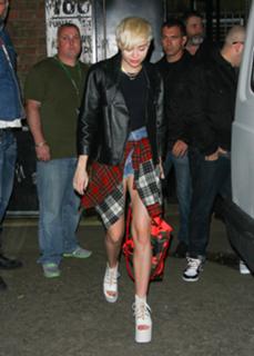 Miley Cyrus feet photo thumbnail