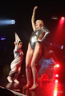 Miley Cyrus feet photo thumbnail