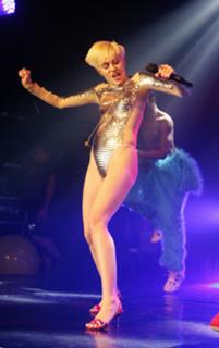 Miley Cyrus feet photo thumbnail