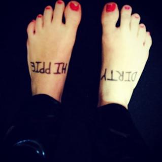 Miley Cyrus feet photo thumbnail