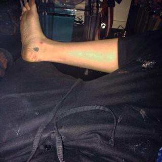 Miley Cyrus feet photo thumbnail