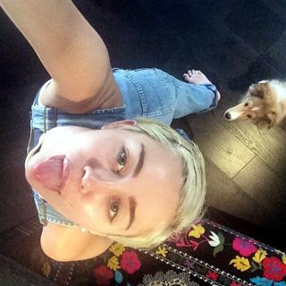 Miley Cyrus feet photo thumbnail