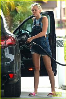 Miley Cyrus feet photo thumbnail