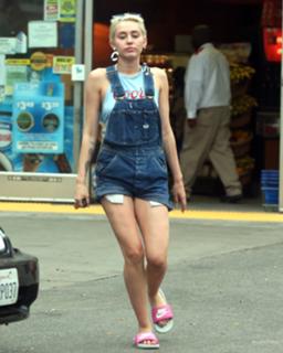 Miley Cyrus feet photo thumbnail