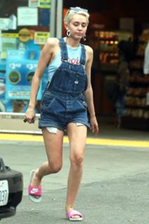 Miley Cyrus feet photo thumbnail