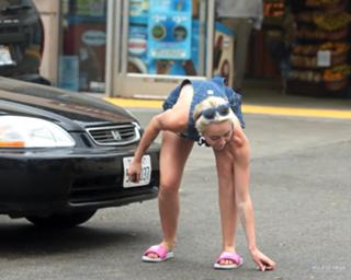 Miley Cyrus feet photo thumbnail