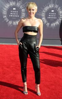 Miley Cyrus feet photo thumbnail