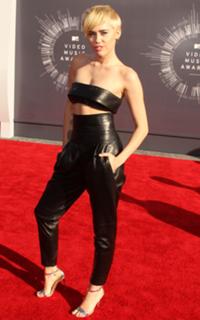 Miley Cyrus feet photo thumbnail