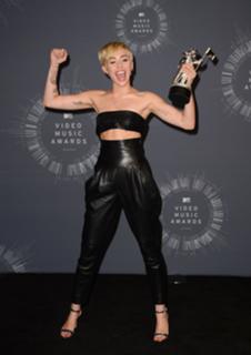 Miley Cyrus feet photo thumbnail
