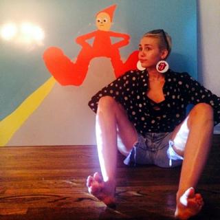 Miley Cyrus feet photo thumbnail