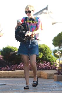 Miley Cyrus feet photo thumbnail