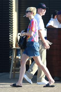 Miley Cyrus feet photo thumbnail