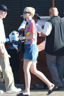 Miley Cyrus feet photo thumbnail