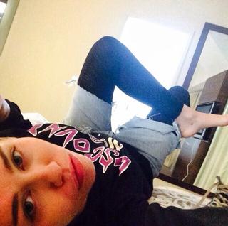 Miley Cyrus feet photo thumbnail