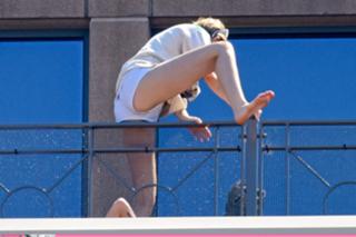 Miley Cyrus feet photo thumbnail