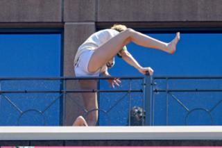 Miley Cyrus feet photo thumbnail