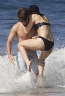 Miley Cyrus feet photo thumbnail