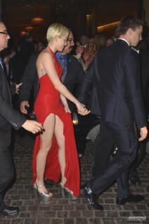 Miley Cyrus feet photo thumbnail