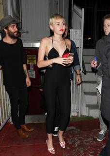 Miley Cyrus feet photo thumbnail