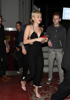 Miley Cyrus feet photo thumbnail