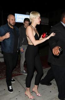 Miley Cyrus feet photo thumbnail