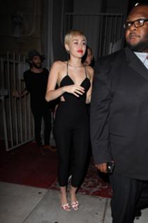 Miley Cyrus feet photo thumbnail