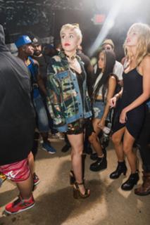 Miley Cyrus feet photo thumbnail