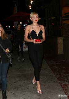 Miley Cyrus feet photo thumbnail