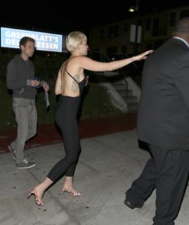 Miley Cyrus feet photo thumbnail