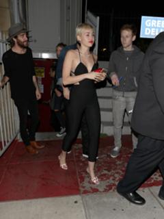 Miley Cyrus feet photo thumbnail