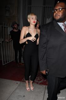 Miley Cyrus feet photo thumbnail