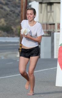 Miley Cyrus feet photo thumbnail