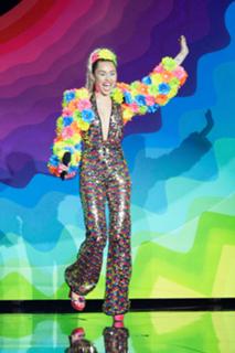 Miley Cyrus feet photo thumbnail