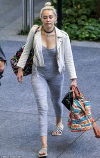 Miley Cyrus feet photo thumbnail